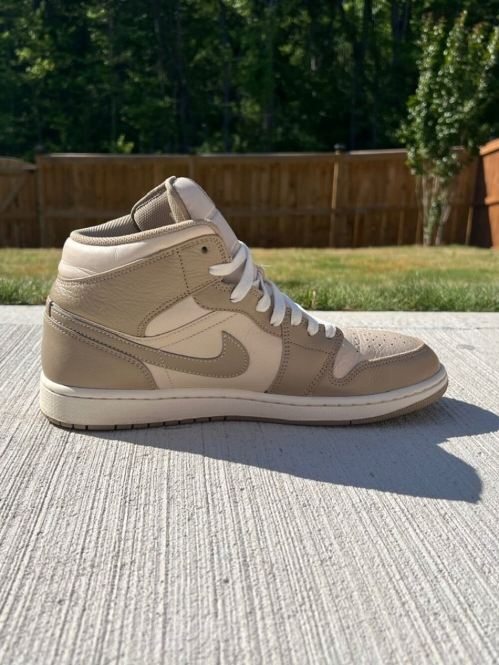 Jordan 1 mid Legend light brown %100 authentic - Picture 10 of 16